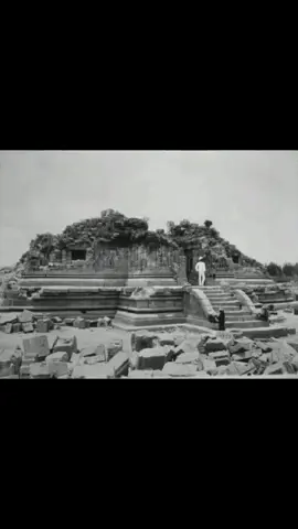 Membalas @inilinayaa Candi Prambanan atau Candi Roro Jonggrang (bahasa Jawa: ꦕꦤ꧀ꦝꦶꦥꦿꦩ꧀ꦧꦤꦤ꧀, translit. Candhi Prambanan) adalah kompleks candi Hindu (Syaiwa) terbesar di Indonesia yang dibangun pada abad ke-9 masehi. Candi ini dipersembahkan untuk Trimurti, tiga dewa utama Hindu yaitu dewa Brahma sebagai dewa pencipta, dewa Wisnu sebagai dewa pemelihara, dan dewa Siwa sebagai dewa pemusnah. Berdasarkan prasasti Siwagrha nama asli kompleks candi ini adalah Siwagrha (bahasa Sanskerta yang bermakna 'Rumah Siwa'), dan memang di garbagriha (ruang utama) candi ini bersemayam arca Siwa Mahadewa setinggi tiga meter, dikarenakan aliran Syaiwa yang mengutamakan pemujaan dewa Siwa di candi ini. #fyp #fypシ #prambanan #yogyakarta