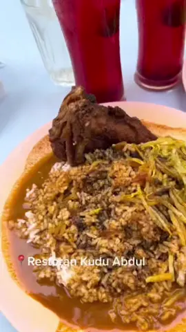 The legend Restoran Nasi kandar original paling lama dekat Kuala Lumpur! Nasi kandar letak serbuk Ganja? Patut lah ramai yang suka. Dari segi Rasa dia pula memang lebih sedap dari Nasi Kandar dekat Penang tau. Memang terbaik nasi dan lauk dengan ayam dia besar langsung tak kedekut. 💵Rm12 Restoran Kudu Bin Abdul Nasi Kandar Penang 📍 Jalan Tunku Abdul Rahman, Chow kit Kuala Lumpur Waktu Operasi : Isnin - Sabtu ( Ahad Tutup) ⏰8 Pagi - 8 Malam