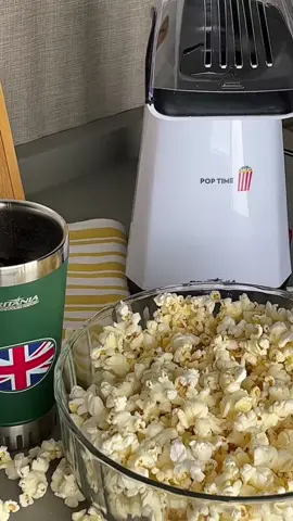 Que tal um ASMR da nossa pipoqueira? 👀   Ela é perfeita para fazer uma pipoquinha saudável e de um jeito prático.  #pipoca #asmr #britaniaeletro