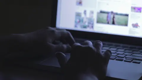 Free 4K Scrolling On Social Media _ Free stock Macbook video