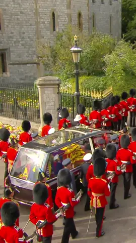 Sun Shines as Queen's Coffin Moves Up Windsor's Long Walk ☀️ #Queen #queenelizabeth #fyp #london #uk #princeharry #princessdiana #princesskate #royal