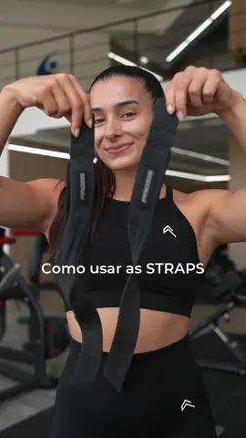 Aqui está o teu guia passo a passo de como usar as straps 💪 Acho importante mencionar que o uso das straps deve ser feito apenas em exercícios com cargas mais elevadas ou quando se sente demasiado o antebraço a trabalhar ou até mesmo quando se sente dificuldade na pega (por ter os punhos fracos ou por escorregar, por causa das mãos suadas). Pois é benéfico treinares sem straps, porque fortaleces a tua pega, antebraço e punho.  Por isso, não uses as straps se as cargas que fazes te permitem executar bem o movimento e sem sentires qualquer dificuldade. No entanto, se te identificares com alguma das situações referidas anteriormente então acho que é uma excelente ideia investires numas straps. #fyp #GymTok 