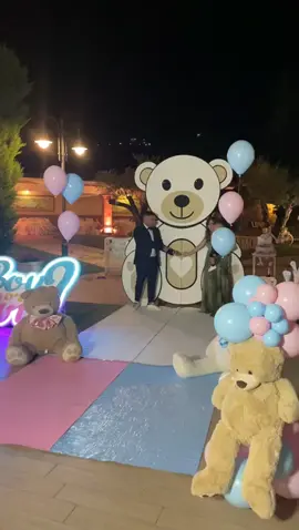#teddy #teddygigante #genderreveal #saràluisaràlei #marioforteofficial #genderrevealparty #babyshower #itsaboy #itsagirl #saràlui #saràlei #cannonesparacoriandoli #boygirl #allestimento #perteeee #evento #fumata #fumogeni #pirotecnica 