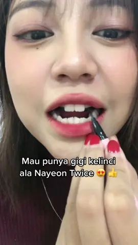 Eyelinernya waterproof🥹 #nayeon #nayeonpop #bunnyteeth 