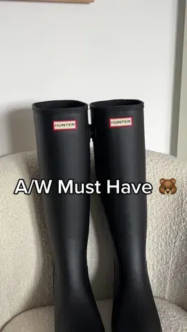 Girls this is the autumn boot of 2022 you need 🍂🍂 #hunter #hunterwellies #autumnshoes #autumnboots #awfashion2022 #fyp#belfast #belfasttiktok 