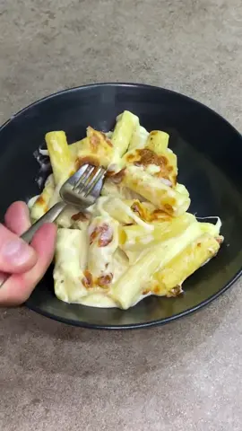 Oggi pasta facilissima ai formaggi per svuotare un po' il frigorifero!  INGREDIENTI PER 4-6 PERSONE 400 g di pasta 250 ml di besciamella 50 g di parmigiano 50 g di pecorino romano 40 g emmentaler 200 g scamorza 3-4 sottilette cheddar Sale grosso q.b. Pepe nero (facoltativo)  #carlogaiano #ricette #cucina #italiancuisine #videoricetta #foodvideo #foodreels #receita #cucinaitaliana #buonappetito #mangiare #cibo #atavola #cucinando #ricettadelgiorno #foodbloggerit #foodbloggeritaliani #pasta #cheese #formaggio 