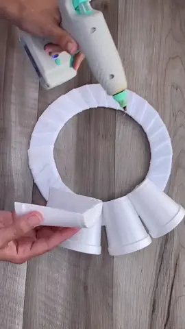 Corona Navideña con vasos reciclados #DIY #craft #fypシ #fyp 