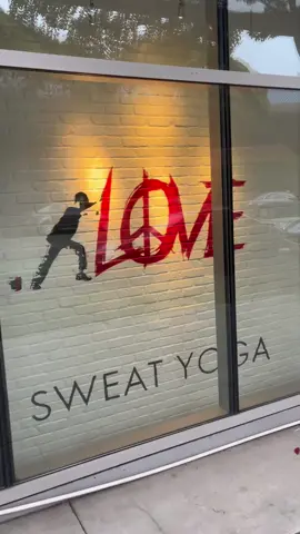 Sweat yoga review! SO good a total vibe and amazing class to unwind. The room is dark, there’s no mirrors, and you’re pretty close to your neighbor so those are some things to note. Classes book and fill up FAST. let me know what you think! #Fitness #FitTok #fitnessclas #yoga #hotyoga 
