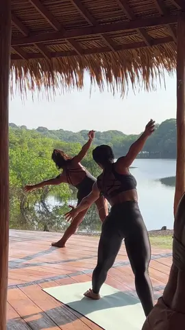 Sincronizadas no Ashtanga Yoga 🧘‍♀️🤸‍♀️🌿🛖 #travelsa #ashtangayoga #amazonia #bethpedote #yoga 