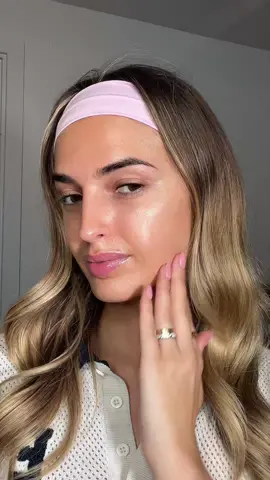 Glowy skin always 🫶🏻 using @lorealparis rosy oil serum #RosyOilSerum #ad 
