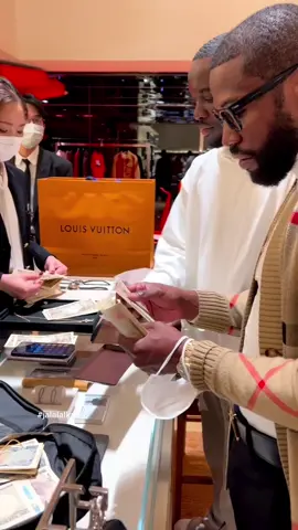 #floydmayweather shopping at #louisvuitton in #japan 