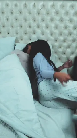 Cuando me levanto en la madrugada automáticamente me voy a la cama de mi mamá y siempre me está esperando con los brazos abiertos 🥰  No sé cómo me siente si ella está dormida ??  Que rico es dormir con mi mamá ❤️ 🥰😍 Te Amo @valeperuoficial ✨  #DiosTeAma #TeAmoMama #Dormir #MadreHija 🙌🏼