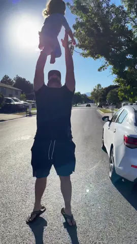 holland finally got to see her daddy after he’s been gone 2.5 weeks for work! this is the longest she’s ever been away from him. she was so excited to see him. #foryou #fyp #daddy #daughter 