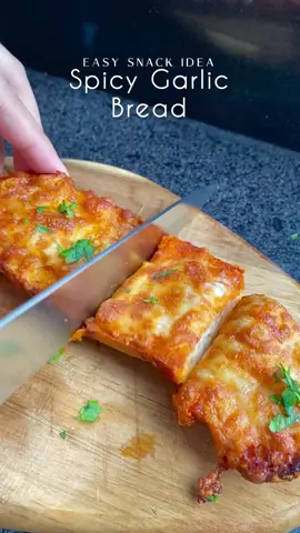 Garlic gurl🤷🏻‍♀️♥️ #garlicbread #spicyfood #franzie_v #eatsltd #viralfoodtrend #EasyRecipe #snackideas #FoodTok #foodporn 