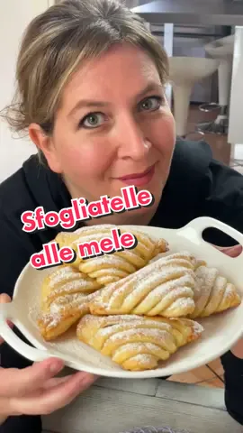 Sfogliatelle alle mele 🍎 facili veloci e golose! Ingredienti 1 rotolo pasta sfoglia (rettangolare) 1 mela 1 cucchiaio zucchero 6 cucchiaini marmellata di albicocche (o di pesche) 40 g burro q.b. zucchero a velo 2 cucchiai succo di limone 1 scorza di limone (grattugiata) #mele #ricettefacili #ricetteveloci #piovonoricette 