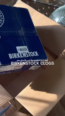 the influencer has been influenced 😮‍💨🍂 #birkenstockbostonclogs #fallshoetrends #birkenstockstyle #theperfectfallshoe #birkenstocksclogs 