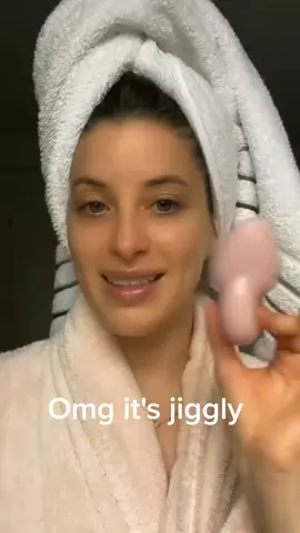 Omg it's Jiggly! #beautyblender #tiktokmademebuyit #beautyhacks #beauty #fyp #foryoupage 