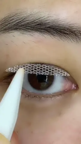Use a eyelid tapes let us eyes looks more beautiful! It’s no glue just spray water! #eyelid #doubleeyelid #eyelidsticker #eyelidtape #eyemakeup #fyp