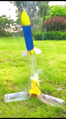 It can be launched by spraying water as power, which is called water rocket, and it has learned new knowledge of physics.#fyp#fypシ #toy#funnytoys#baby#children #foryou #rocket#goodthing 