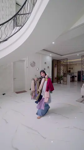 Jadi adik harus pintar memanfaatkan situasi sebaik mungkin. Salah satunya minta sesuatu ke kakak di depan doinya 😅😅