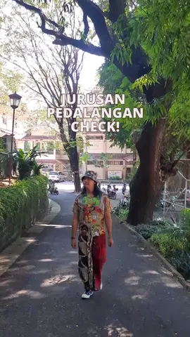 Siapa bilang fashion dalang ketinggalan zaman?  Watch this ndhez, outfit kita ngga kalah sama trend citayam kemarin.  FYI aja ini aku ngampus di ISI Surakarta, jurusan pedalangan.  Skuy!  @eigeradventurecom @telusurkultur @converse   #isisolo #dalang #anakseni 