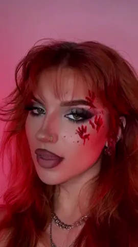 ⚠️ FAKE BLOOD⚠️ Ib: @babyleska  #makeup #makeupartist #halloween #halloweenmakeup #easyhalloweenmakeup #handprint #sfx #makeuptransformation 