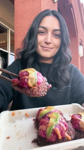 Thanks for the best plant-based spicy FYSH crispy rice @fyshfoods 🥵 available at @erewhonmarket Grove sushi bar #plantbased #vegan #vegansushi #la #wlw #veganfish