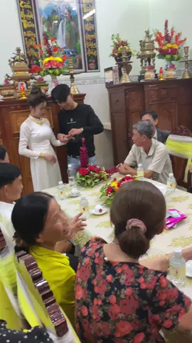 Dễ thương 🥰 cha cô dâu khóc mà vẫn dấu 