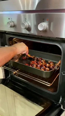 CASTAGNE AL FORNO UBRIACHE AL VINO ROSSO 🌰🍷  Ho fatto le castagne al forno, le castagne in padella, le castagne bollite, le castagne al microonde, e castagne al cartoccio ed anche le castagne prima bollite e poi al forno o in padella, ma le castagne al vino rosso non le avevo mai preparate! Oggi però le ho fatte, vi va di farle con me?  INGREDIENTI PER 4-6 PERSONE 1 kg di castagne 500 ml di vino rosso #carlogaiano #castagne #marroni #caldarroste #castagna #cibo 