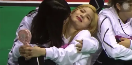 Momo kiss Dahyun neck 😘#momo #dahyun #twice #once #cambodia #fypシ #fypageシ #😘