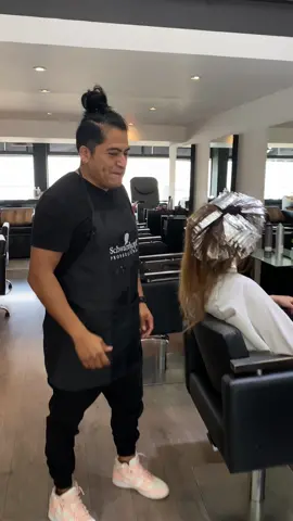 ¿Como le digo? 🫣🫣🫣 #kingofblondes #thefactoryblondes #schwarzkopf #hairclass #blondingspecialist #hairreels #haircuttingeducation 