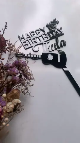 Check out the guitar details 🥹… Black acrylic seems to be the new fan favorite  . . .#customcaketoppers #caketopper #acryliccametoppers