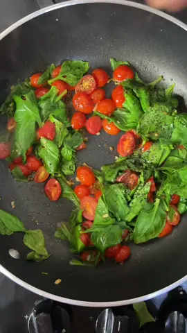 Receita de um macarrão bem rapidinho de fazer e que fica uma delícia 🥹💚  - Azeite para refogar - Tomate cereja - 1 ou 2 dentes de alho picadinhos - 1 maço de espinafre - Sal e pimenta a gosto  - 200mL de leite  - Queijo parmesão ralado a gosto   Refogue bem o tomate e o espinafre. Adicione o leite e o queijo ralado. Se o molho ficar fino, você pode acrescentar uma colherzinha de amido de milho para engrossar. Quando o macarrão estiver cozido, mistura no molho e pronto! Macarrãozinho delícia pronto em 10min. ✨#receitasimples #receitasaudável #nutricao 