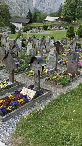 أجمل مقبرة ممكن تشوفها بحياتك 😱😐#cemetery #switzerland #lauterbrunnen  #سويسرا #انترلاكن #سفر #fypシ 