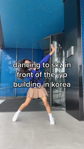 yk those “me dancing in front of jyp to get ___’s attention” yea so ig this is the real life ver. of that lil joke🕺🏻BUT FR guess my skz bias based on this vid🫢  #straykids #skz #kpop #kpopinpublic #jypentertainment #jyp #audition @jypaudition @Stray Kids #godsmenu