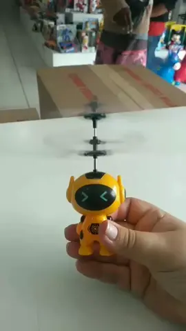 Olha só esse robô Fly . Possui sensor  com o qual permite que ele fique flutuando pra cima e pra baixo sendo contrado somente pela mão . 😱😍
