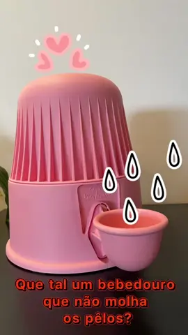 E um bebedouro que deixa sua casa mais limpa?  😍 Não é demais?  Esse é o Vida Mansa, com compartimento de 2 litros! É ideal para cães de pêlos longos mas serve para todos os tipos. É feito de material 100% reciclável, BPA FREE e vem com escovinha para higienização!  Não é demais? 🐾R$98,00