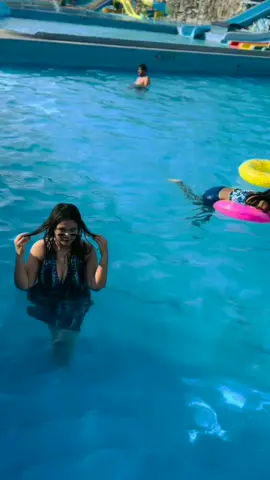 i don't know how to swimBut i love to go pool❤️😁