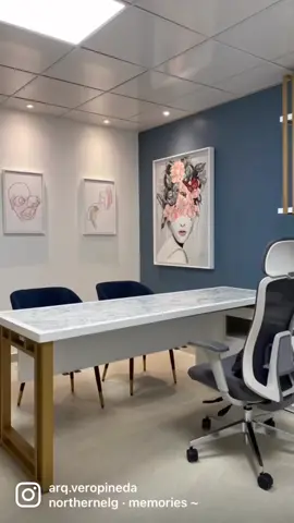 Luminoso, relajante y muy personal es el resultado del diseño de este consultorio médico en el que se aplicó la paleta de colores del azul + blanco, pinceladas de tonos suaves rosa y detalles decorativos en dorado para darle un toque de elegancia. ✨💙🤍✨ #doctorsofficedesign #interiordesing #interiorismo #consultoriomedico #archdaily #veropinedadesign #paletadecolores 