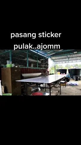 pasang sticker dekat board alum komposit ..guna sabun tauuu ..kalu takkk. habis laaa melekat tak tentu arahh...nak tempah signboard boleh wsap saya:0139777204