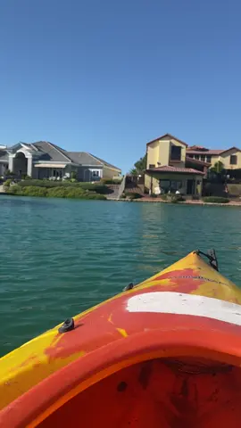 No sound needed! 😍❤️ #peaceful #peace #water #vegas #lasvegas #mansions #mansion #houses #bighouses #beautiful #mountains #pretty #kayak #kayaking #kayaks 