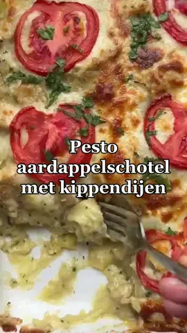 Deze pesto aardappelschotel met kippendijen wordt gebakken tot perfectie!🔥 link in bio. #kookmutsjes #food #foodtiktok #casserole #oven #dinner #chicken #pesto