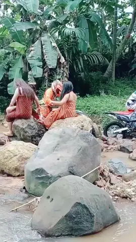 ketika kita trabas. dan di situ sang bidadari mandi. cukup lah buat cuci mata dan ngembaliin stamina😁#pyfツ #tiktokpontianak #tiktokkalbar #trailadventureindonesia 