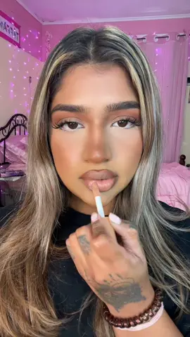@amrezy x @prettylittlething lip kit in “Go To” ! Im obsessed 😍😍😍 #pltxamrezy #browngirlmakeup #browngirllipcombo #browngirllipcombos #HausLabsFoundation 