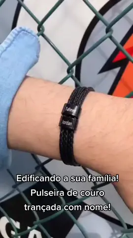Tão Legal! Presente perfeito para Ele, Pulseira de couro com nomes, sugerido para edificar sua família, Ele adora! deixe o like + corram no link do meu perfil! #pulseiradecouro #pulseiradecouromasculina #pulseirapersonalizada #pulseiracomnome #trindademarquezine #youfamily 