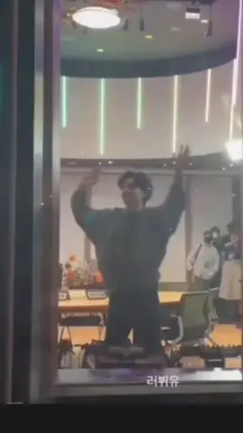 KHOẢNH KHẮC ĐÁNG NHỚ CỦA V TẠI 'STARRY NIGHT'  *Taehyungie đã quỳ xuống xin staff thêm thời gian để ở lại cùng Ami* 🐯: Cho em thêm chút thời gian nữa được hông ạ. Chỉ 30s thui.... À không hay là 1 phút đi ạ. Thêm 1 phút nữa hoyyyy. 1 phút? Dạ okay. *Ami đã bật đèn flash chiếu vào bên trong và ánh đèn rọi vào tấm kính trông cực xinh đẹp luôn. Và em bé Taetae đã rất vui đó 💜*#v #taehyung #army #fyp 