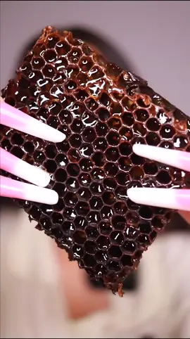 🍯 #eatingrawhoneycomb#honeycomb#asmreatingsounds#honeycombchallenge#honeycombasmr#blackhoney#eatinghoney#honeyasmr#nadinaioana   