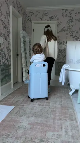 When you’ve been traveling a lot for work and your two year old wants in…behold, the perfect solution! @MiaMily Hip Seat Baby Carriers #parenthacks #airporthacks #travelingwithtoddlers