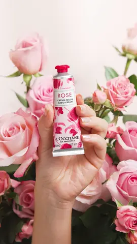A textura, a fragrância e o cuidado que não podem faltar na rotina ✨ já experimentou nosso Creme de Mãos Rosas? Apostamos que depois de assistir esse vídeo todos vão querer pra já! 💛 #rosas #cremedemaos #cuidadoscomapele #loccitane #loccitaneenprovence 