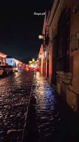 Un viaje a la Antigua y todo estara bien! #antiguaguatemala #antigua #guate #calles #noche 